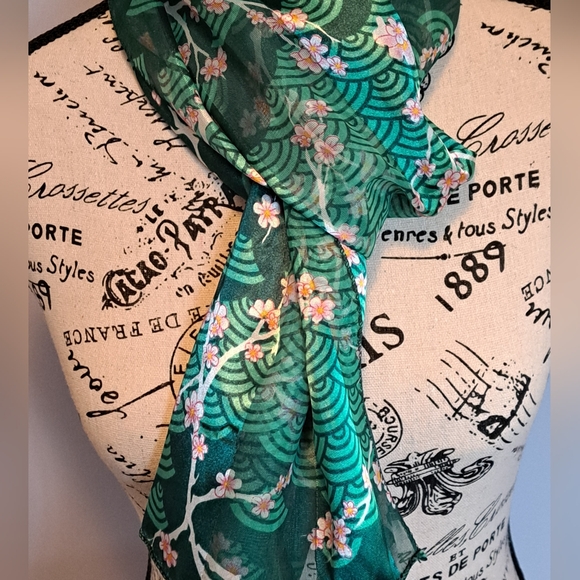 Beautiful!! Made in Korea scarf - Picture 2 of 11